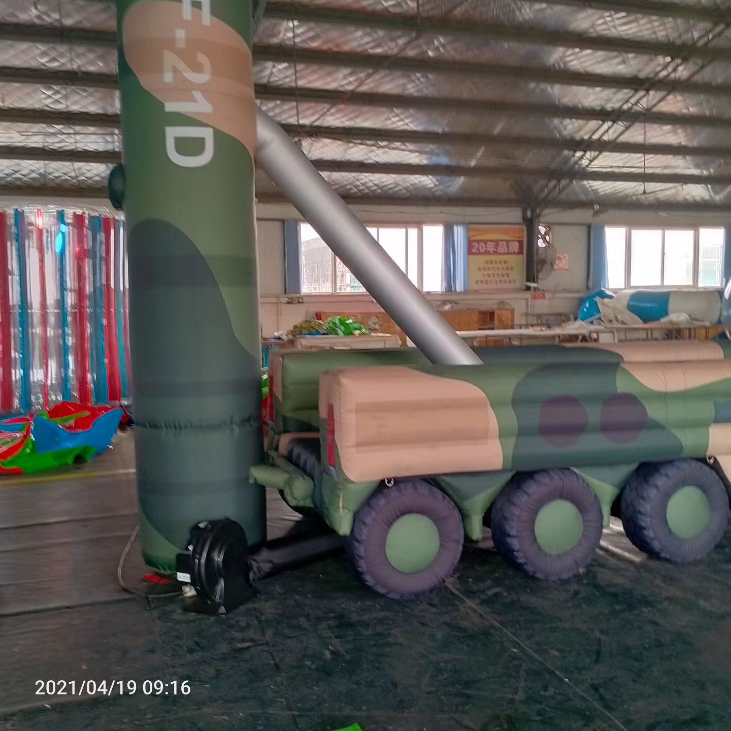 封丘军事演习中的充气目标车辆：模拟发射车雷达车坦克飞机